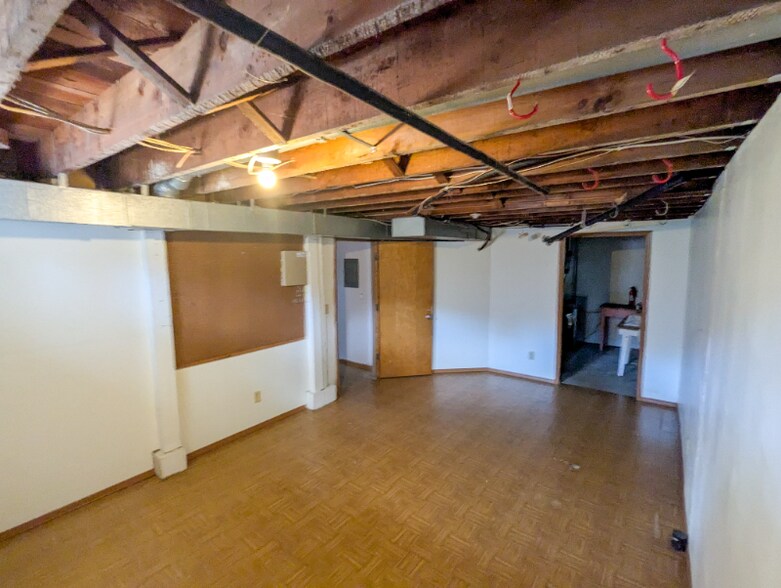 Building Photo - 1224 N Newton Ave