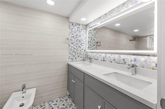 Building Photo - 2457 Collins Ave