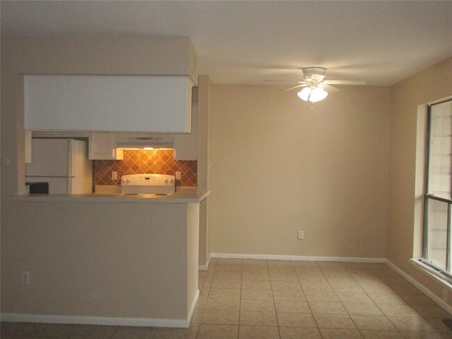 Building Photo - 17331 Red Oak Dr