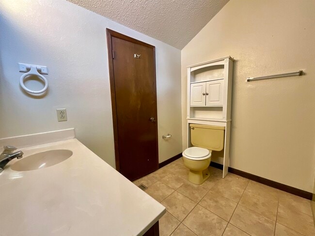 Building Photo - 1411 Hi Cir N