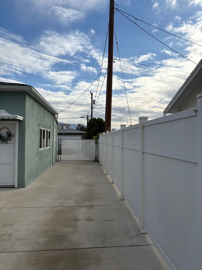 Building Photo - 1714 N Lincoln St