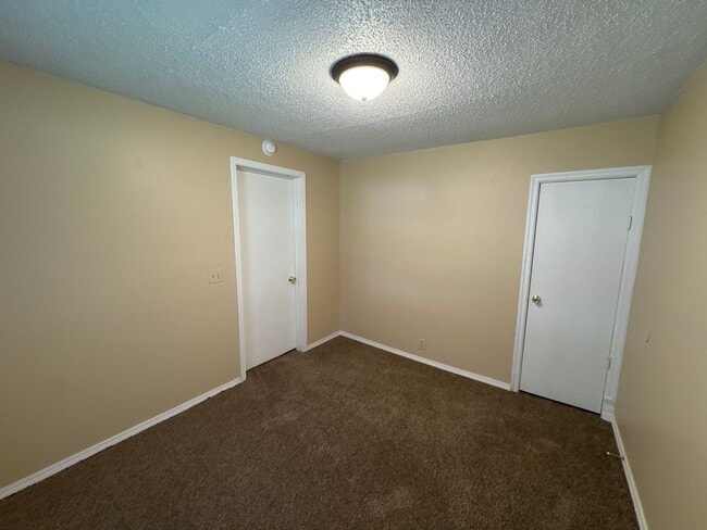 Building Photo - 3 Bedroom 2 Bath in Republic!  $1295
