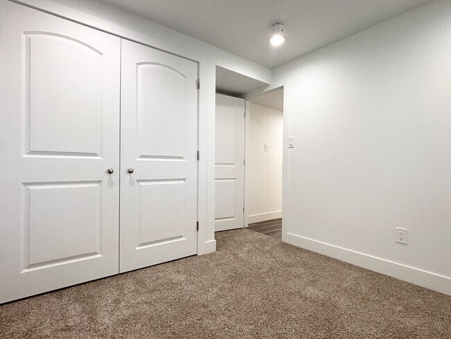 Building Photo - Beautiful Sandy Remodel Near Union Park!