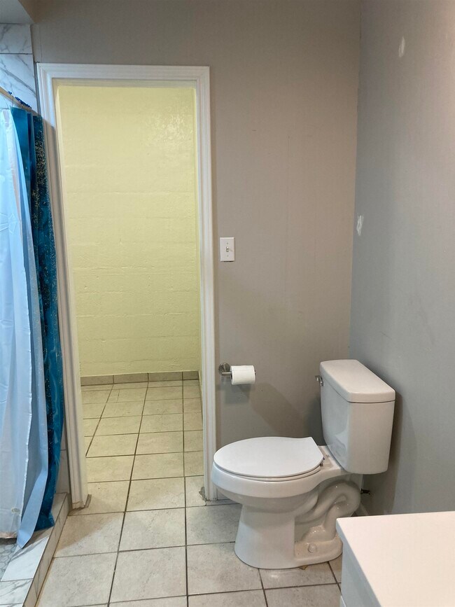 Building Photo - 1635 River Oaks Dr