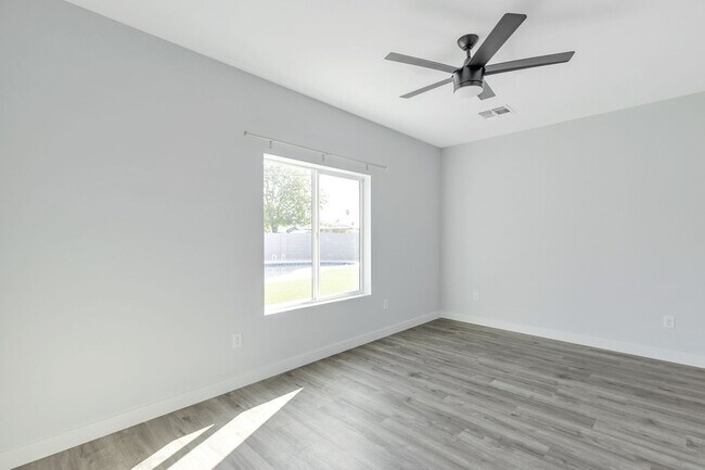 Building Photo - Huge house remodeled and close to ASU.  Pool and Turf in the yard