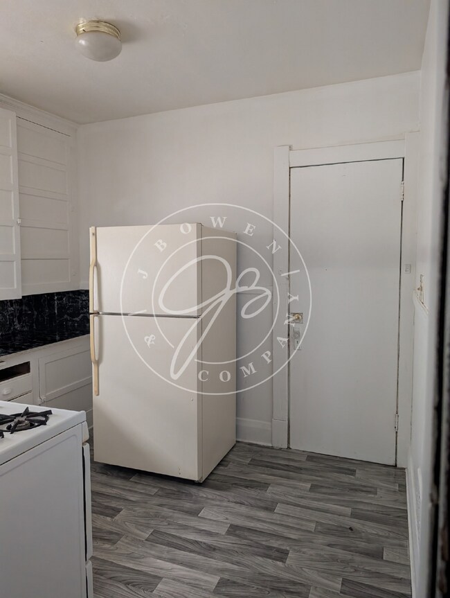 Building Photo - $400 deposit! Spacious upper duplex with i...