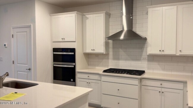 Building Photo - 213 Silver Myrtle Ct