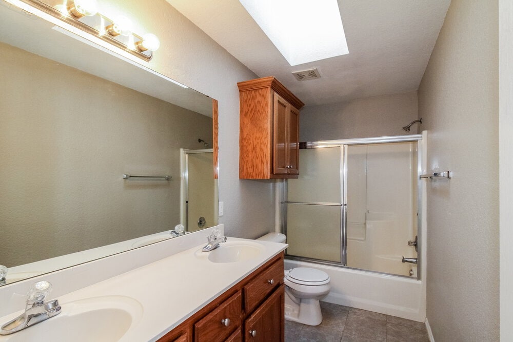 Building Photo - 716 Cavecreek St