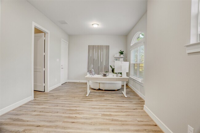 Building Photo - 1619 Chisos Bnd