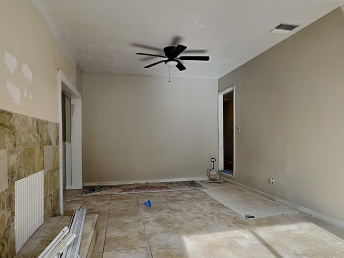 Building Photo - 905 Alicia Ave