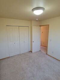 Building Photo - 3 Bedroom, 2.5 Bathroom Townhouse