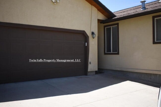 Building Photo - 2010 Carlis Cove