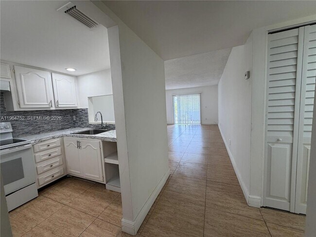 Building Photo - 13685 NE 10th Ave