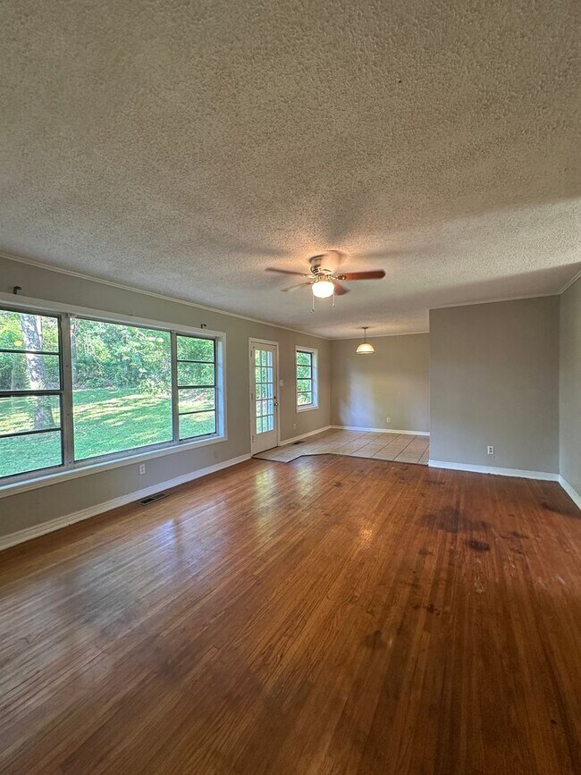 Building Photo - $1,800.00 Move-In-Special