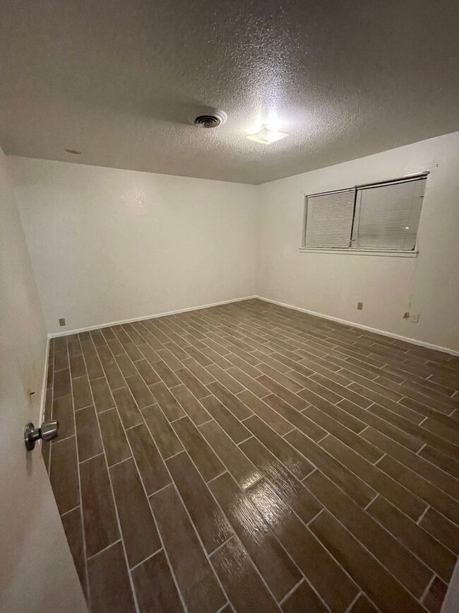 Building Photo - Spacious 2 bedroom with applicances