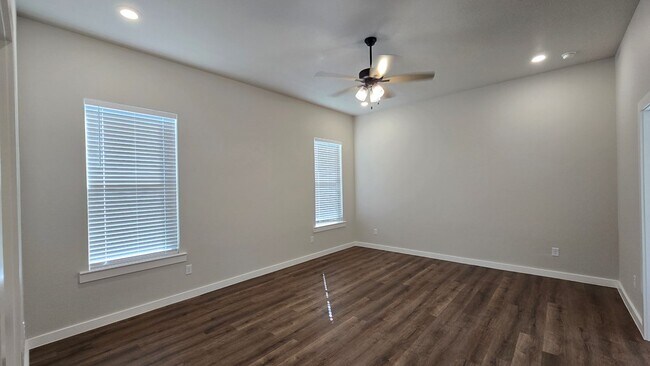 Building Photo - 512 Savannah St