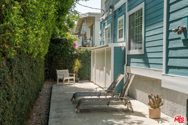 Building Photo - 13030 Moorpark St