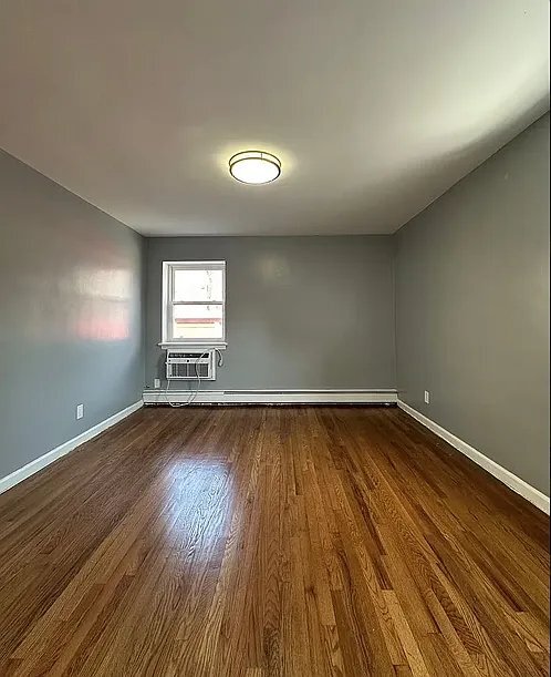 Building Photo - 138 E 7th St