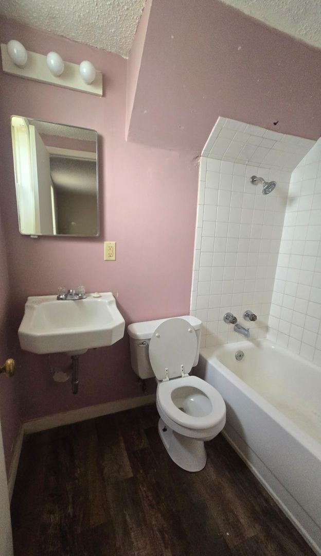 Building Photo - Charming 1-Bedroom Apartment in a Quaint Small Town!