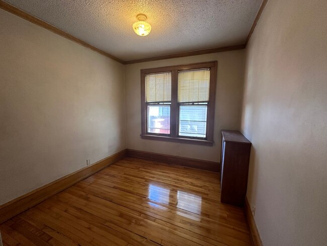 Building Photo - Main Floor Duplex in St. Paul, 3 bedrooms,...