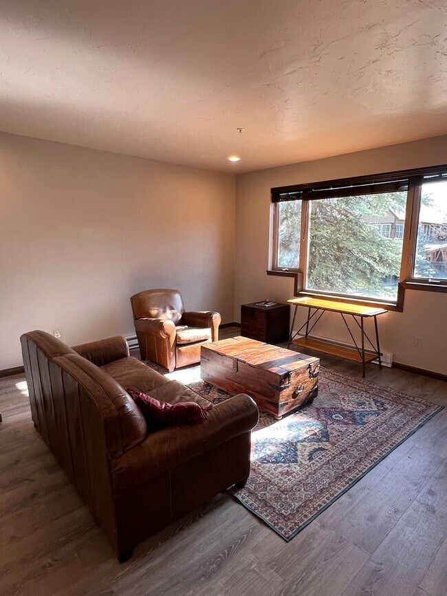 Building Photo - 3 Bed 2.5 Bath Steps from Town Center