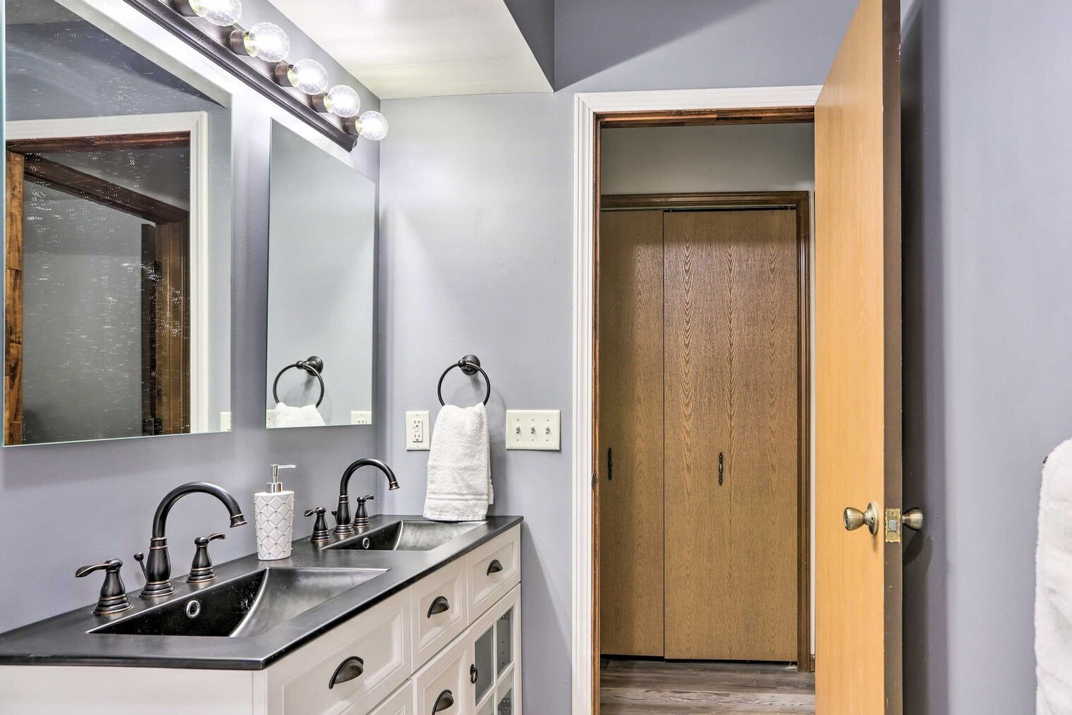 Building Photo - 6834 Woodmeadow Dr