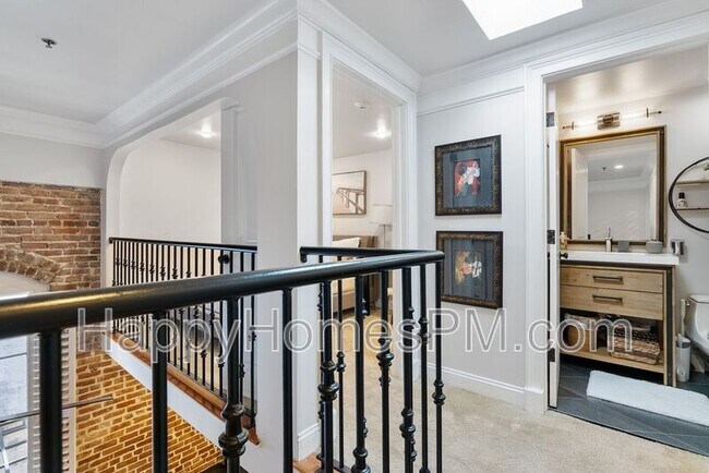 Building Photo - 377 King St