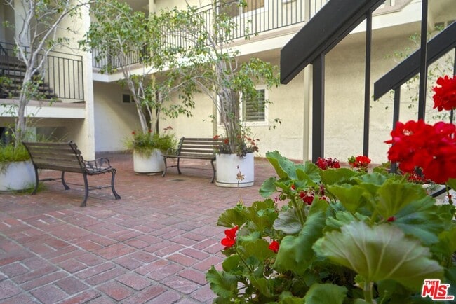 Building Photo - 9005 Cynthia St