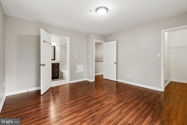 Building Photo - 10737 Kitchener Ct