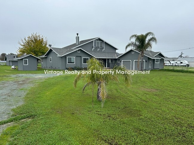 Building Photo - Available Soon!! Extra Big 5 Bedroom Country Home That You Have To See!!!