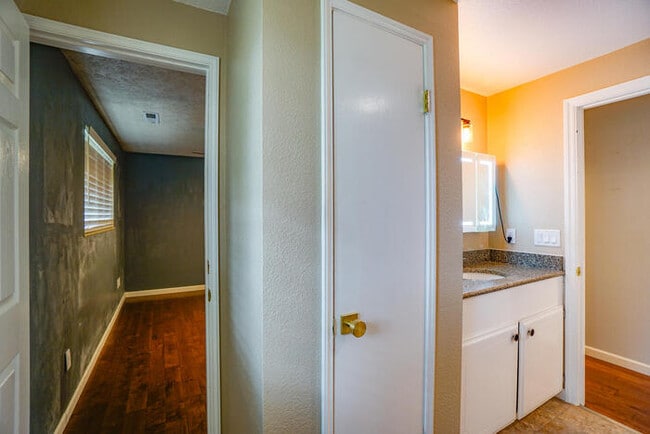 Building Photo - THREE BEDROOM HOUSE IN VANCOUVER