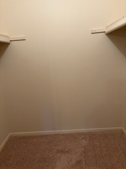 Building Photo - 41718 Bedford Dr