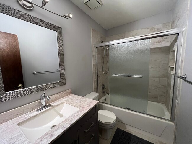 Building Photo - 2108 Selma Dr