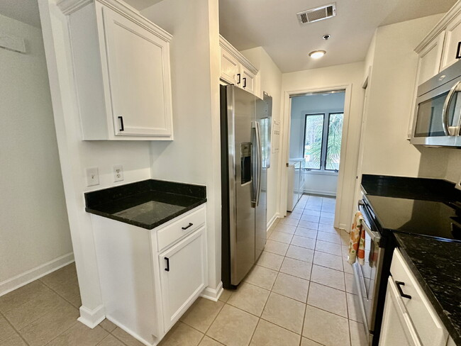 Building Photo - Beautiful Two Bedroom Townhome Located in ...