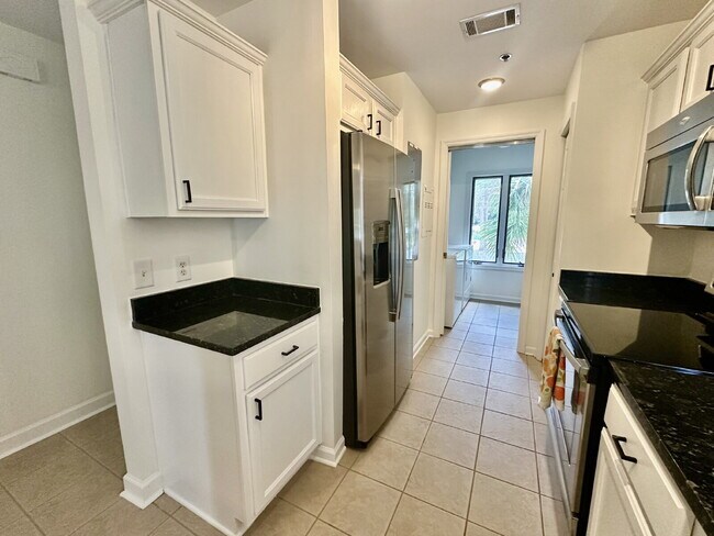 Building Photo - Beautiful Two Bedroom Townhome Located in Bluffton Village!