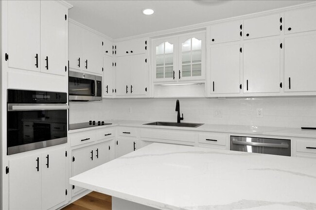 Building Photo - 3 Bedroom, 2 Bath home.