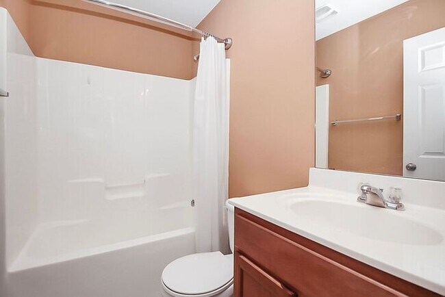 Building Photo - End Unit 3BD/2.5BA Townhome in Mill Creek!
