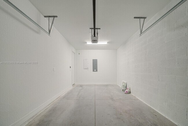 Building Photo - 1280 Eucalyptus Dr