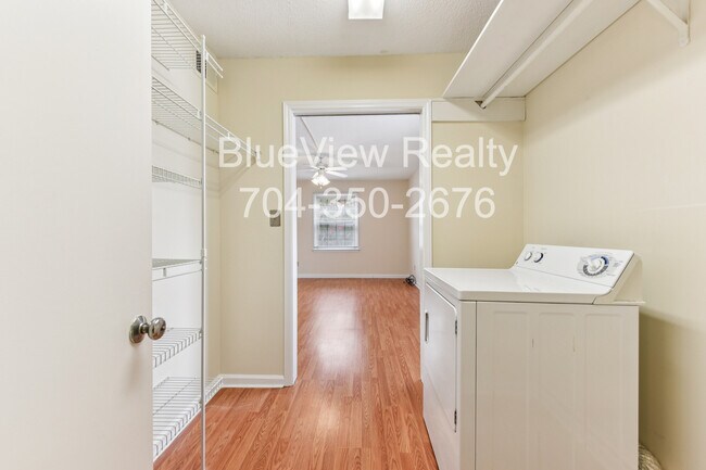 Building Photo - 4735 Hedgemore Dr