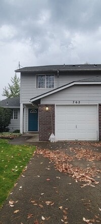 Building Photo - 762-770 SW Sitka Dr