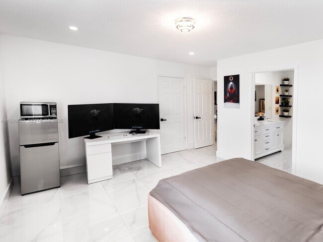 Building Photo - 4860 SW 161st Ln