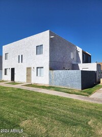 Building Photo - Cozy Townhouse