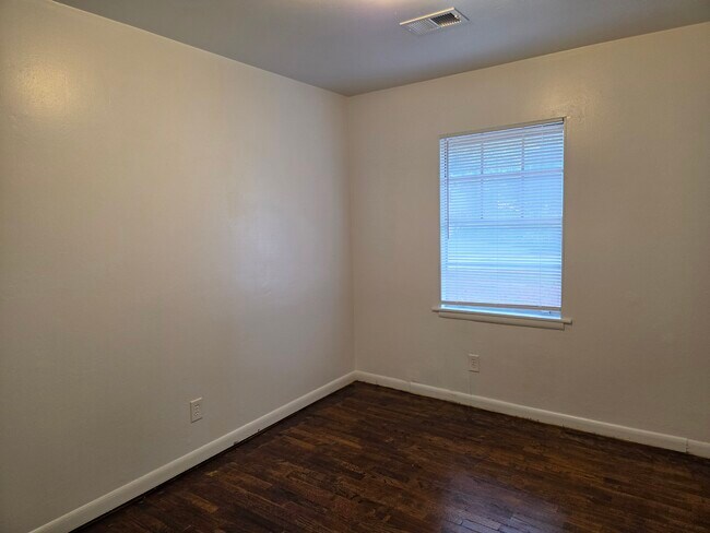 Building Photo - 1603 Apple Valley Dr