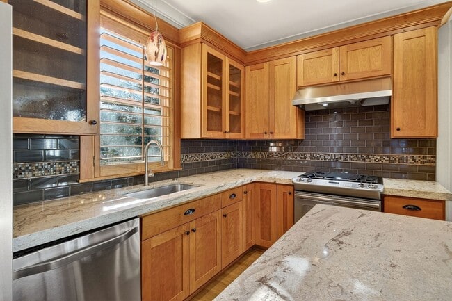 Building Photo - 100 NE Ivy St