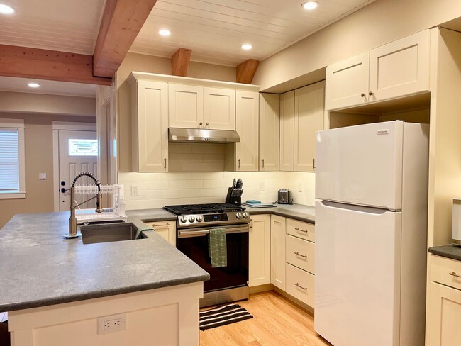 Building Photo - Beautifully updated, furnished home with wrap around porch and Columbia River Views!