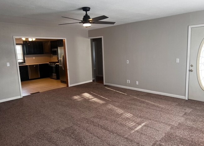 Building Photo - 4 Bedroom 2 Bathroom