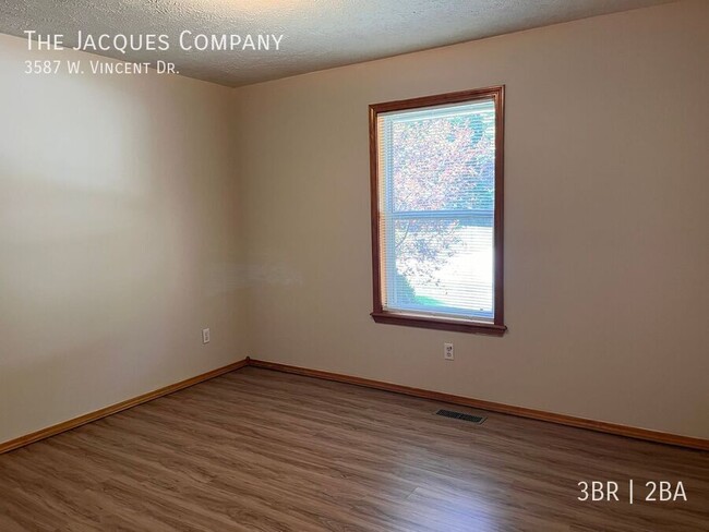 Building Photo - 3587 W Vincent Dr