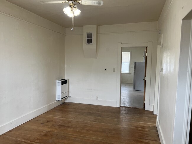 Building Photo - 570 Silver St