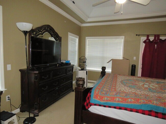 Building Photo - 8113 Glenmore Dr