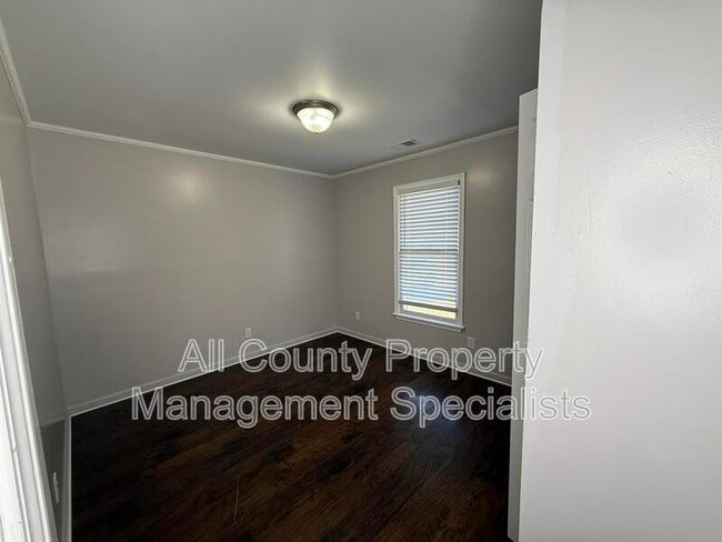 Building Photo - 1908 Greenoaks Rd